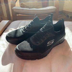 Men’s sketchers sneakers worn once memory foam